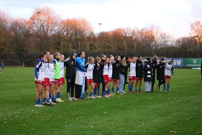 Die Mannschaft der HSV-Frauen bedankt sich nach dem Spiel bei ihren Fans