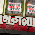 Musikclub Molotow darf vorerst bleiben „Molotow must stay" steht auf Plakaten an den Fenstern über dem Musikclub Molotow. Foto: dpa