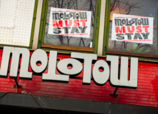 Musikclub Molotow darf vorerst bleiben „Molotow must stay" steht auf Plakaten an den Fenstern über dem Musikclub Molotow. Foto: dpa