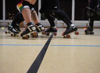 Actionreich, feministisch und geschlechtsinklusiv Rollerderby ist quasi taktischer Kampfsport auf Rollen, bei dem darauf geachtet wird, dass es allen gut geht