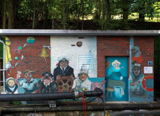 „Frauen und Schweine gehören nicht an Bord“ Zu sehen ist an einem Pumpwerk das Kunstwerk „Frauen zur See – Seefrauen einst und jetzt“ der Frauenfreiluftgalerie in Hamburg. Dargestellt sind unterschiedliche Berufe von Frauen im Hafen.