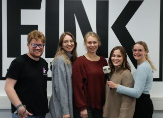 Podcast: Generation Feierabend Vier Redakteurinnen und ein Redakteur stehen vor dem FINK.HAMBURG-Logo mit einem Mikrofon in der Hand. Das Mikrofon ist ebenfalls mit FINK.HAMBURG gekennzeichnet. (Podcast Arbeitswelt)