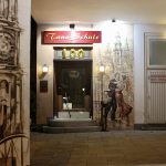 Eine Tanzschule im Takt des Jahrhunderts Die Eingangstür der Tanzschule Walter Bartel von der Straße aus