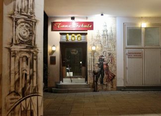 Eine Tanzschule im Takt des Jahrhunderts Die Eingangstür der Tanzschule Walter Bartel von der Straße aus