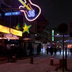 Kiezclub ohne Einlasskontrolle – die St.-Joseph-Kirche auf St. Pauli Die Große Freiheit auf St. Pauli, Hamburg, bei Nacht