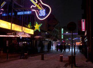 Kiezclub ohne Einlasskontrolle – die St.-Joseph-Kirche auf St. Pauli Die Große Freiheit auf St. Pauli, Hamburg, bei Nacht