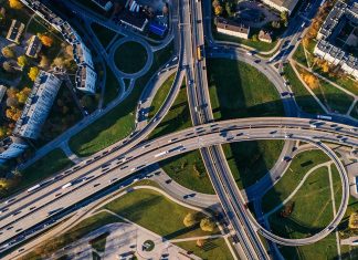 Themenkongress Mobilität: Die HAW Hamburg lädt ein Straßenkreuzung von oben - ein Baustein der Mobilität