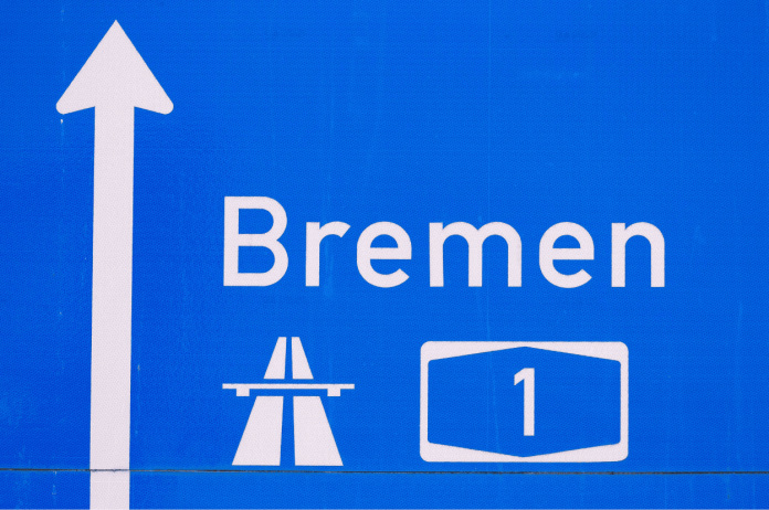 Verkehrszeichen, das auf die A1 Richtung Bremen hinweist