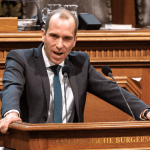 Fußball-EM: Keine Parkplätze am Volksparkstadion Dennis Thering, Fraktions- und Landesvorsitzender der Hamburger CDU, steht am Pult.