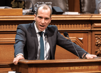 Fußball-EM: Keine Parkplätze am Volksparkstadion Dennis Thering, Fraktions- und Landesvorsitzender der Hamburger CDU, steht am Pult.