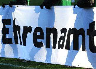 Engagement-Karte fürs Ehrenamt in Hamburg startet Ein Banner mit dem Schriftzug Ehrenamt.