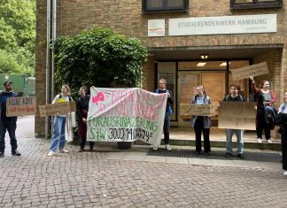16 Euro mehr: Semesterbeitrag steigt in Hamburg Studierende mit Plakaten vor dem Studierendenwerksgebäude der UHH gegen die Erhöhung der Semesterbeiträge