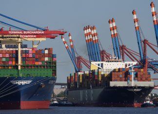 Hamburg unterstützt Nationalen Aktionsplan für klimafreundliche Schifffahrt Containerschiffe liegen in einem Containerterminal im Hamburger Hafen