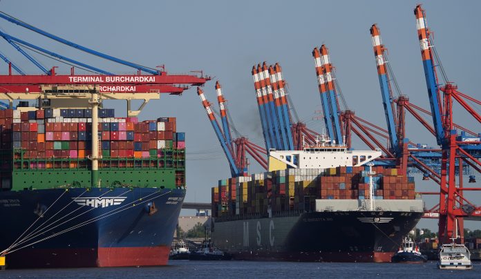 Containerschiffe liegen in einem Containerterminal im Hamburger Hafen