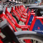 Stadträder: Hamburger*innen leihen weniger Eine Reihe roter Stadträder steht nebeneinander.