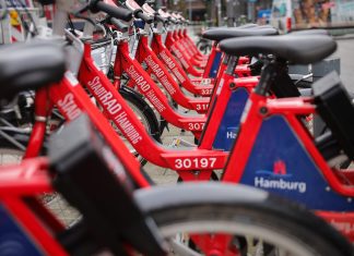 Stadträder: Hamburger*innen leihen weniger Eine Reihe roter Stadträder steht nebeneinander.
