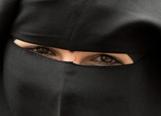 Verhüllungsverbot an Hamburgs Schulen beschlossen Verschleiertes Gesicht einer Frau.