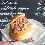 Krabbenbrötchen-Preise auf Rekordniveau Krabbenbrötchen vor Preistafel