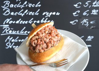 Krabbenbrötchen-Preise auf Rekordniveau Krabbenbrötchen vor Preistafel