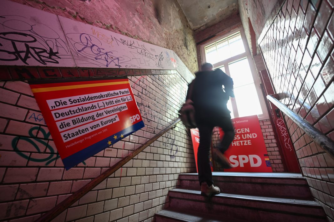 Mann läuft an Wahlplakaten der SPD vorbei.
