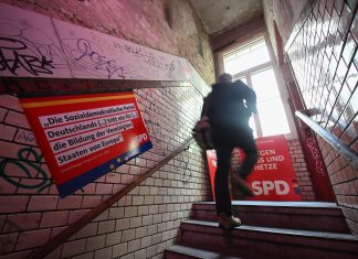 Rasierklinge hinter Wahlplakat verletzt Hamburger SPD-Politiker Mann läuft an Wahlplakaten der SPD vorbei.