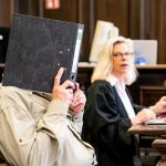 Reichsbürger-Prozess: Angeklagter gesteht bizarren Plan Angeklagter „Reichsbürger“ sitzt im Hanseatischen Oberlandesgericht neben seiner Rechtsanwältin Ina Franck-Holst