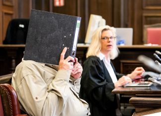 Reichsbürger-Prozess: Angeklagter gesteht bizarren Plan Angeklagter „Reichsbürger“ sitzt im Hanseatischen Oberlandesgericht neben seiner Rechtsanwältin Ina Franck-Holst