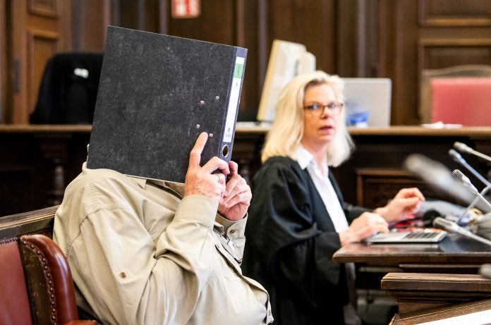 Angeklagter „Reichsbürger“ sitzt im Hanseatischen Oberlandesgericht neben seiner Rechtsanwältin Ina Franck-Holst