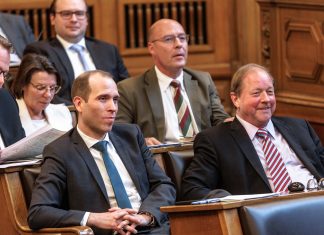 Islamistische Demonstrationen spalten Bürgerschaft Abgeordnete sitzen in der Hamburger Bürgerschaft nebeneinander