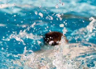 Freibäder: In Hamburg startet die Saison Mensch tauch ins Wasser eines Swimmingpools ein.
