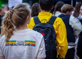 Healthyland 2024: Morning-Yoga, Prüfungsangst und Klimawandel Frau mit Shirt zum Healthyland Gesundheitsfestival 2024