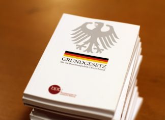 75 Jahre Grundgesetz: “Demokratischen Werte verteidigen” Ein Stapel von deutschen Grundgesetzen