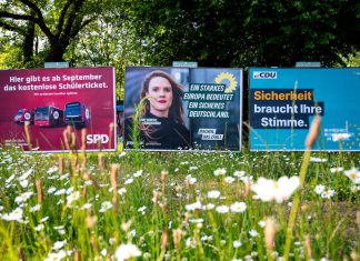 Angriffe im Wahlkampf: Parteien besorgt Wahlplakate zur Europawahl von der SPD, Bündnis90/ Die Grünen und der CDU stehen an einer Straße. Angesichts der jüngsten Angriffe im Wahlkampf haben auch die Hamburger Parteien Vorsichtsmaßnahmen ergriffen.
