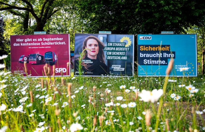 Wahlplakate zur Europawahl von der SPD, Bündnis90/ Die Grünen und der CDU stehen an einer Straße. Angesichts der jüngsten Angriffe im Wahlkampf haben auch die Hamburger Parteien Vorsichtsmaßnahmen ergriffen.
