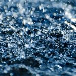 Wetter in Hamburg: Es bleibt nass Ende Mai Regentropfen fallen herunter. Typisches Wetter in Hamburg.