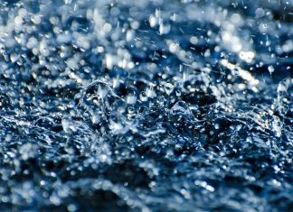 Wetter in Hamburg: Es bleibt nass Ende Mai Regentropfen fallen herunter. Typisches Wetter in Hamburg.