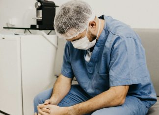 Medizinstudium: für ein faires Praktisches Jahr Ein Junger mann mit Mundschutz und Haube in einem laborähnlichen Raum. Foto: Pixabay/Jonathan Borba