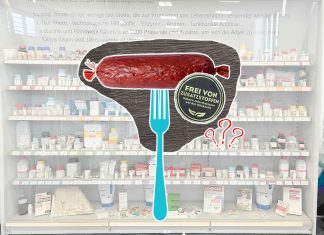 Wie viel Chemie steckt in veganer Salami? Eine Collage aus einer Salami die auf eine Gabel gespießt ist mit einem "Zusatzstofffrei" Banner. Daneben befinden sich Fragezeichen. Im Hintergrund ist ein großes Chemikalienregal. Foto: Salami Pixabay/Silberfuchs; Hintergrundfarbe Pixabay/Pexels; Gabel Pixabay/Sinisamaric1; Regal Helen Kemmler; Banner Helen Kemmler; Fotomontage: Helen Kemmler