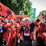 EM-Spiel in Hamburg: Genuss in vollen Zügen Albanische Fans sorgen vor dem Spiel für Stimmung vor dem Volksparkstadion. Foto: Sina Schuldt/dpa