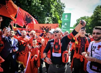 EM-Spiel in Hamburg: Genuss in vollen Zügen Albanische Fans sorgen vor dem Spiel für Stimmung vor dem Volksparkstadion. Foto: Sina Schuldt/dpa