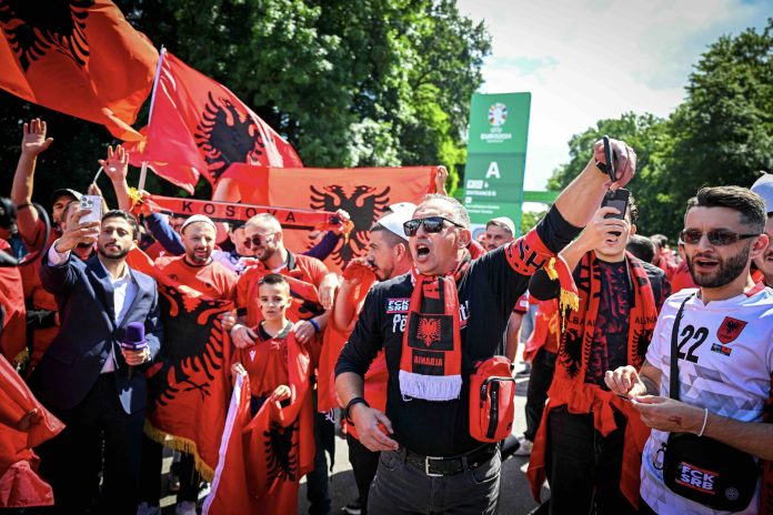 Albanische Fans sorgen vor dem Spiel für Stimmung vor dem Volksparkstadion. Foto: Sina Schuldt/dpa