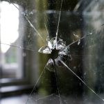 Mehr Gewalt in Hamburg Ein Schussloch in einer Fensterscheibe. Foto: pixabay/kirahoffmann