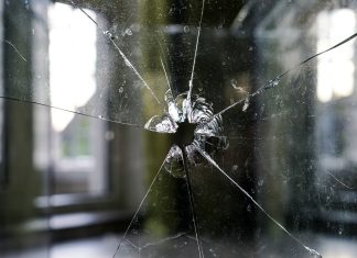Mehr Gewalt in Hamburg Ein Schussloch in einer Fensterscheibe. Foto: pixabay/kirahoffmann