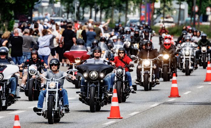 Hamburg Harley Days: Eine Gruppe Motorradfahrer*innen fährt auf einer abgesperrten Straße.