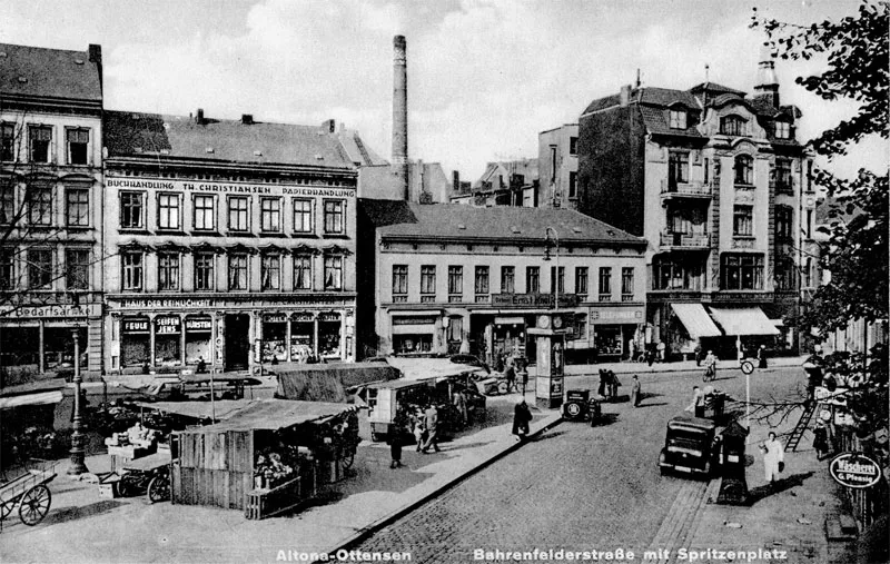 Buchhandlung Christiansen: Eine Schwarz-Weiß-Fotogafie einer Reihe von Häusern. Im Vordergrund sind ein Marktplatz und eine Straße.