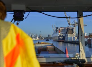 Kleine Kraftprotze: Schleppereinsatz auf der Elbe Blick aus Kommandobrücke vom Schlepper. Foto: Karoline Gebhardt