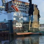 Schlepper Ulli passiert das Containerschiff ACL. Foto: Karoline Gebhardt