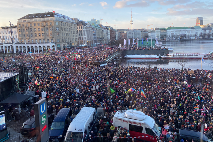 Tausende Menschen stehen bei einer Demo auf dem Jungfernstieg in Hamburg.