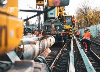 Bahnsanierung zwischen Hamburg und Hannover sorgt für Unmut Kranarbeiten bei der Deutschen Bahn. Für solche Modernisierungen wird die Strecke Hamburg-Berlin ab August gesperrt.
