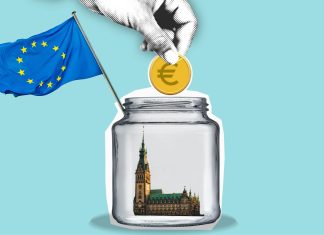 Warum die EU Hamburger Handwerkerinnen fördert Das Bild ist eine Montage. Links ist die Europäische Flagge zu sehen, daneben Geld, das in ein Glas geworfen wird. Im Glas ist das Hamburger Rathaus zu sehen.